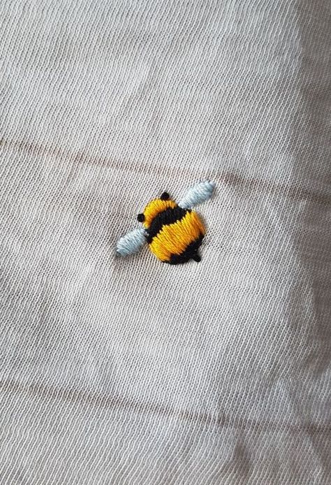 Bumble Bee Embroidery Simple, Embroidered Sea Creatures, Embordery Shirt Ideas, Embroidered Bee, Denim Embroidery, Bee Embroidery, Embroidery Diy, Visible Mending, Embroidery On Clothes