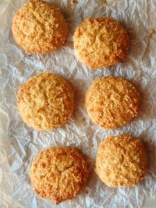 Lava Cookies, Coconut Cookies Recipes, Coconut Biscuits, Resepi Biskut, Life Is Sweet, Tea Cookies, Coconut Macaroons, Coconut Cookies, Milk Cookies