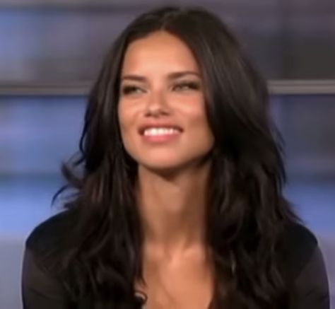 Adriana Lima Hair, Adrian Lima, Adriana Lima Style, Adriana Lima Young, Brunette Aesthetic, Adriana Lima Victoria Secret, Model Aesthetic, Brown Highlights, Adriana Lima