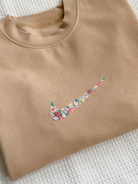 Embroidery Designs Pullover, Embroidery T Shirt Designs, Pretty Embroidery Designs, Emboridary Designs Sweatshirt, Embroidering Sweatshirts, Trending Embroidery Designs, Embroidery Ideas On Clothes, Crew Neck Embroidery Ideas, Embroidery Tshirt Ideas Design