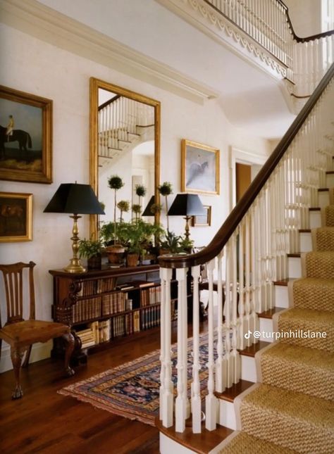 Neocolonial Interior Design, Southern Colonial Homes Interior, Colonial Entryway, Colonial Foyer, Southern Colonial Homes, Ny Townhouse, Colonial Home Interior, White Foyer, Traditional Foyer