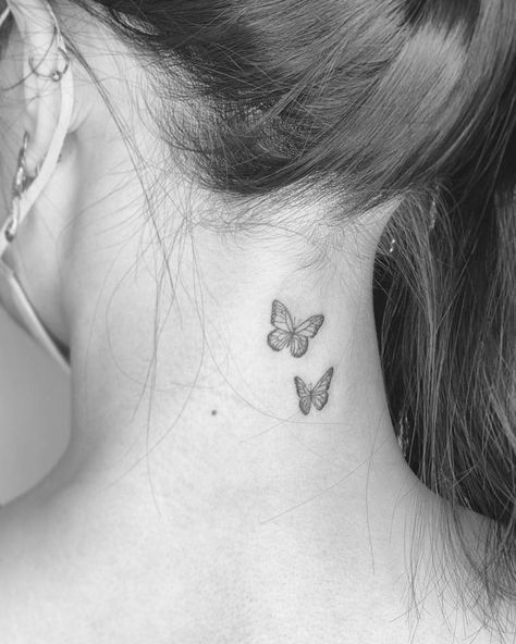 Fine line butterflies tattoo on the back of the neck. Tattoo Ideas Butterfly, Back Of Neck Tattoos For Women, Neck Tattoo Women, Tattoo On The Back, Butterfly Neck Tattoo, Simple Butterfly Tattoo, Butterflies Tattoo, Small Neck Tattoos, Butterfly Back Tattoo