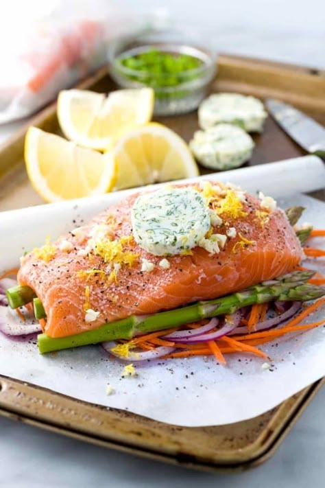 En Papillote Recipes, Salmon In Parchment Paper, Parchment Paper Recipes, Papillote Recipes, Cooked Fish, Healthy Salmon, Paper Pouch, Cooking Salmon, Baked Fish