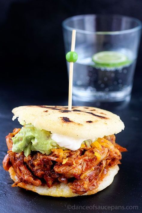 De las comidas regionales al mundo; comidas tradicionales como la arepa se abren paso en el mundo de la gastronomía. Chicken Arepas, Venezuelan Dishes, Pupusa Recipe, Columbia Food, Venezuelan Recipes, Arepas Recipe, Latin Dishes, Corn Cake, Venezuelan Food