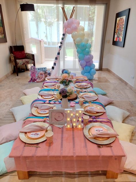 Spa Party Set Up Ideas, Indoor Picnic Ideas For Kids, Princess Picnic Birthday Party, Kids Birthday Table Set Up, Indoor Picnic Party, Unicorn Picnic, Picnic Table Party, Pic Nic Party, Picnic Party Decorations