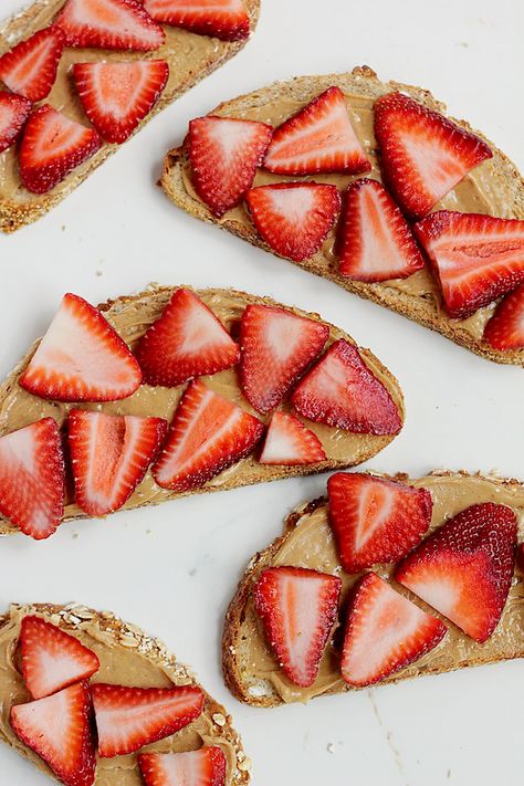 Fresh strawberry & peanut butter toast... I absolutely love toast with crunchy peanut butter and strawberry slices 5 Ingredients Or Less, Peanut Butter Toast, Butter Toast, Breakfast Toast, Cooked Breakfast, Recipes Breakfast, Chicken Wraps, Idee Pasto Sano, Easy Healthy Breakfast