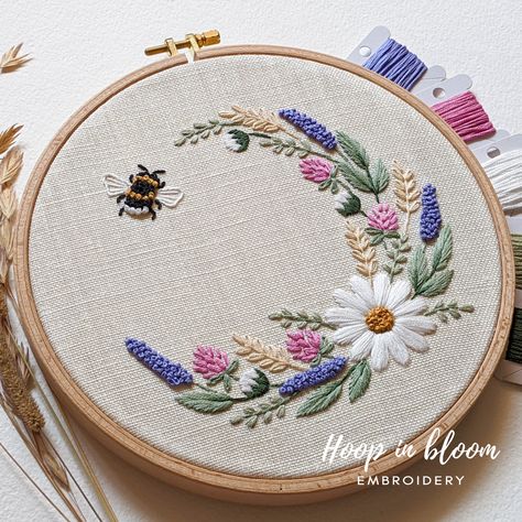 Midsummer wreath embroidery YouTube tutorial. #wreathembroidery #wildflowerembroidery #cloverembroidery #daisyembroidery Wreath Embroidery Pattern, Modern Hand Embroidery Patterns, Pdf Embroidery Pattern, Wreath Embroidery, Tambour Embroidery, Diy Embroidery Designs, Pattern Template, Redwork Embroidery, Herringbone Stitch