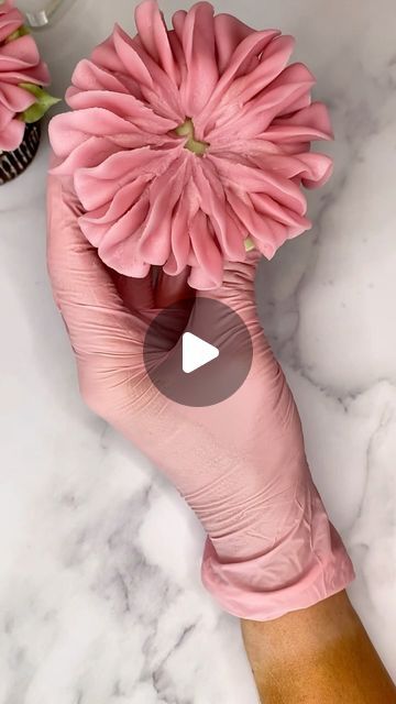 Sweet Sisters on Instagram: "Let’s pipe this pretty pink flower using tip 125k! 🌸 . . . #piping #pipingbuttercream #pipingtips #buttercream #buttercreamflowers #flowers #pipingflowers #flowercupcakes #cupcakes #cupcakedecorating #buttercreamtips #bake #cakeart #edibleflowers" Buttercream Daisies, Cupcake Icing Techniques, Icing Piping Techniques, Cupcake Decorating Techniques, Buttercream Flowers Cupcakes, Flower Cake Pops, Piping Buttercream, Daisy Cupcakes, Frosting Flowers