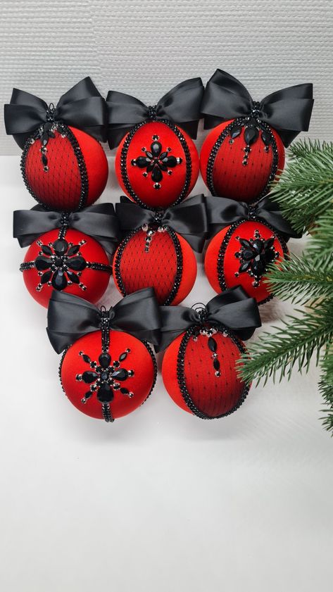 Red Christmas Balls Decorating Ideas, Dark Christmas Ornaments Diy, Gothic Christmas Tree Ornaments, Diy Gothic Christmas Ornaments, Black Red Christmas Decor, Black Christmas Tree With Red Ornaments, Diy Black Ornaments, Red And Black Christmas Tree Ideas, Black White And Red Christmas Decor