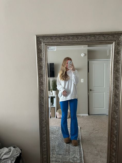 Aerie Flare Leggings Outfit, Aerie Outfit, Aerie Flare Leggings, Uggs Fall, Outfits Lululemon, Clean Girl Fits, Oversized Sweatshirt Outfit, Flare Leggings Outfit, Swaggy Fits