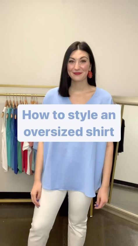 We all are guilty of buying a top that is probably a size or two too big. Here’s a quick and easy style trick you can use to style that… | Instagram Shirt Too Big Hacks, Oversized Blouse Outfit, Tie A Shirt, Classic Fashion Looks, Oversize Tshirt Outfits, T Shirt Hacks, Shirt Hacks, Modest Summer Dresses, Fitness Wear