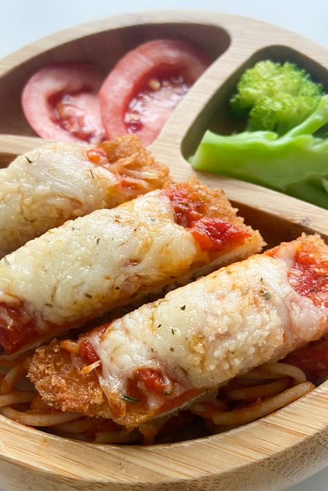 Easy Crispy Chicken Parmesan - Feeding Tiny Bellies Feeding Tiny Bellies Dinner, Food To Eat When Nauseous, Easy Baby Dinner Ideas, Chicken Toddler Recipes, Chicken Recipes Toddler, Blw Family Dinners, Kids Food Ideas Dinner, Toddler Family Meals, Chicken Recipes For Babies