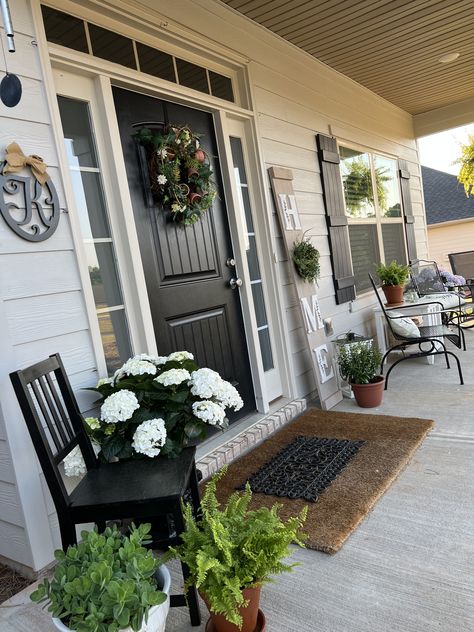 Privacy Porch, Farmhouse Porch Ideas, Porch Vibes, Farmhouse Front Porch Decor, Back Porch Ideas Farmhouse, Front Door Plants, Front Porch Deck, Big Front Porches, Front Porch Furniture