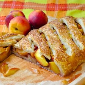 Shortcut Summer Peach Strudel. An easy summer dessert idea using fresh peaches at their best and ready to use, frozen puff pastry. Peach Strudel, Peach Puff Pastry, Easy Summer Dessert, Strudel Recipes, Peach Recipes, Rock Recipes, Fresh Peaches, Easy Summer Desserts, Frozen Puff Pastry