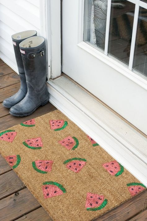 Watermelon Welcome Mat DIY | via Dream Green DIY Diy Summer Decor, Watermelon Crafts, Summer Diy Projects, Diy Summer Crafts, Green Diy, Diy Porch, Deco Originale, Diy Stamp, Summer Diy