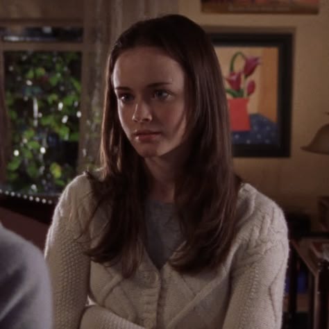 Rory Gilmore Season 3 Hair, Rory Gilmore Layered Hair, Rory Gilmore Season 1 Hair, Rory Gilmore Haircut Season 1, Rory Gilmore Hair Layers, Rory Gilmore Hair Color, Rory Gilmore Side Profile, Rory Gilmore Haircut, Rory Gilmore Season 3