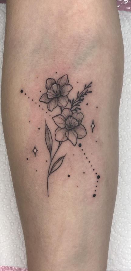 Daffodil Tattoo With Date, Matching Daffodil Tattoos, Daffodil With Bee Tattoo, Geometric Daffodil Tattoo, Daffodil Heart Tattoo, Daffodil Tattoo Men, Dafadills Tattoo Design, Daffodil Bouquet Tattoo, Daffodil And Daisy Tattoo