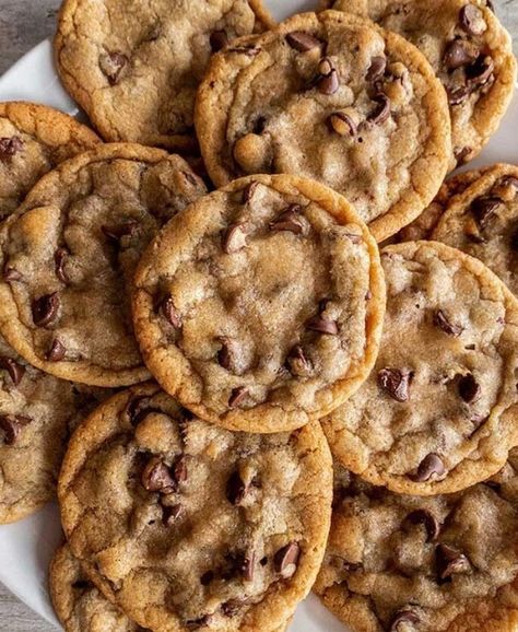 Chewy Chocolate Chip Cookies 1 Dozen Cookie Dough Aesthetic, Chocolate Chip Cookies Aesthetic, Baked Goods Aesthetic, Chocolate Chip Cookie Recipe, Chewy Chocolate Chip, Chewy Chocolate Chip Cookies, Chip Cookie Recipe, Yummy Comfort Food, Sweet Snacks Recipes