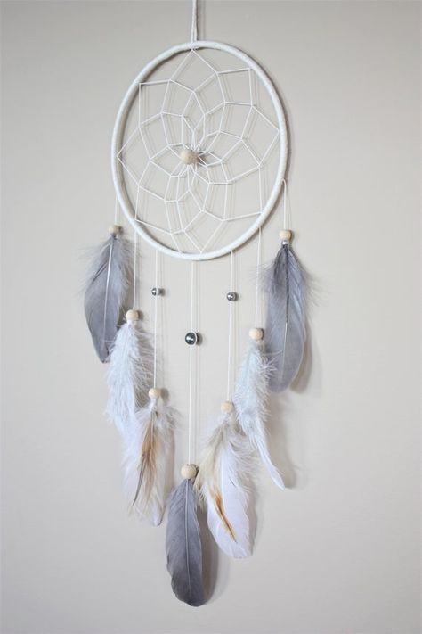 Whimsical Bedding, Dreamcatcher Ideas, Gender Neutral Baby Room, White Dream Catcher, Atrapasueños Diy, Woodland Nursery Girl, Dream Catcher Patterns, Beautiful Dream Catchers, Dream Catcher Decor