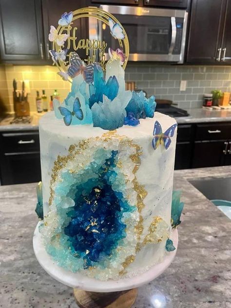 Crystal Geode Cake, Rock Candy Birthday Cake, Ice Cake Design, Geode Cake Birthday, Cake With Rock Candy, Pink Geode Cake, Blue Geode Cake, Fantasy Birthday Cake, Geo Cakes