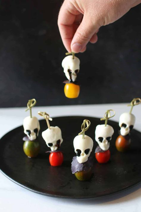 Halloween Caprese Skewers - Make With Mara Halloween Inspired Finger Foods, Halloween Hordevours, Skull Mozzarella, Halloween Party Food Ideas Appetizers Adults, Fancy Halloween Appetizers, Skull Caprese Salad, Halloween Ordourves, Halloween Hourderves, Halloween Kabobs