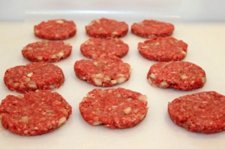 patties on wax paper Hamburger Slider Recipes, Hamburger Sliders Recipes, Slider Patties, Meat Patty Recipe, Mini Hamburger Sliders, Sliders Recipes Hamburger, Mini Burgers Recipe, Homemade Sliders, Sliders Recipes Beef