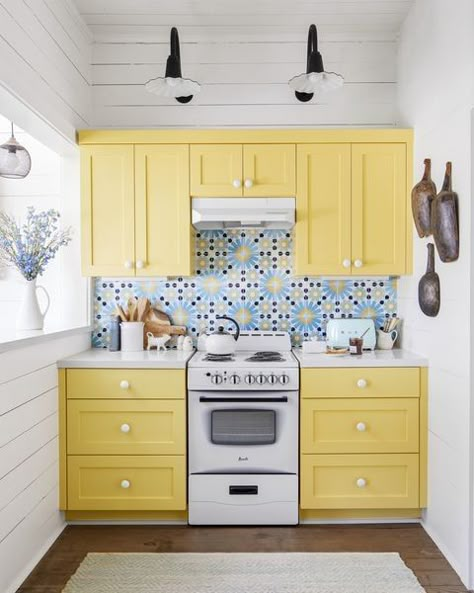 Small Kitchen Colors, Yellow Kitchen Designs, Small Kitchen Decoration, Model Dapur, Yellow Cabinets, Small Kitchen Decor, Kitchen Paint Colors, Yellow Kitchen, Kitchen Trends