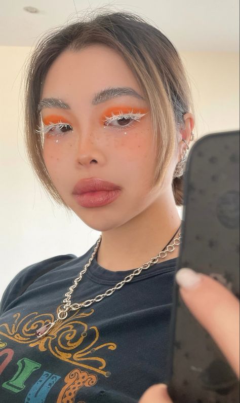 White Lashes Makeup Look, White Mascara Makeup Looks, Orange Eyeliner Makeup, White Lashes Makeup, White Lashes Make Up, White Mascara Makeup, White Mascara Looks, Orange Makeup Aesthetic, White Eyelashes Makeup