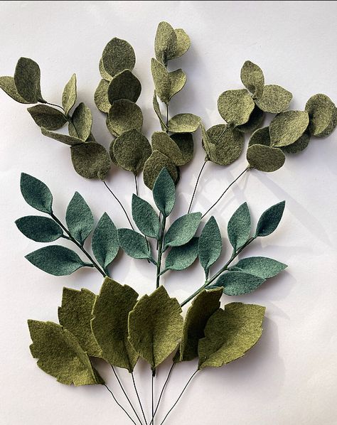 Felt Grass Ideas, Felt Wedding Decorations, Felt Eucalyptus Leaves, Fabric Leaves Diy, How To Make Felt Flowers, Felt Leaves Diy, Felt Greenery, Felt Art Projects, Felted Leaves