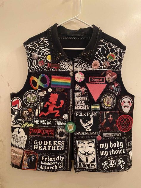 Pins On A Jacket, Punk Custom Jacket, Punk Jean Vest, Folk Punk Jacket, Diy Punk Jacket Ideas, Queer Battle Jacket, Jacket Patches Punk, Battle Jacket Inspiration, Diy Patch Ideas Punk