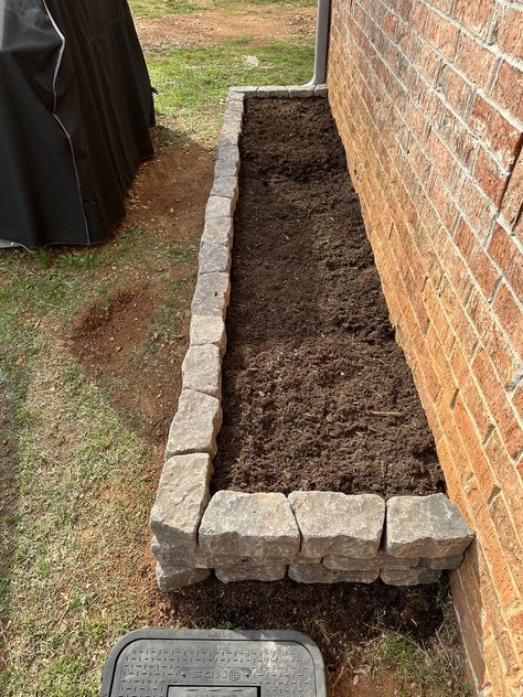 Raised Garden With Bricks, Simple Garden Ideas Budget, House Yard Ideas, Brick Planter Ideas, Stone Planter Boxes, Brick Garden Bed, Reclaimed Brick Garden, Brick Planter, Brick Garden Edging