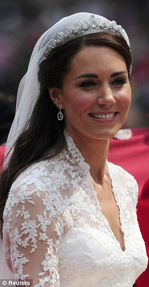 Kate Middleton to Kim Kardashian: Look back at 2011's finest wedding dresses Ducesa Kate, Kate Middleton Stil, Moda Kate Middleton, Style Kate Middleton, Duchesse Kate, Düşes Kate, Herzogin Von Cambridge, Middleton Wedding, Wedding Hairstyles And Makeup