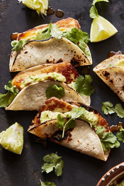 Halloumi Tacos, Flatbread Dinner, Tacos With Guacamole, Halloumi Recipes, Haloumi Recipes, Cooking Vegetarian, Fried Halloumi, Halloumi Salad, Veggie Tacos