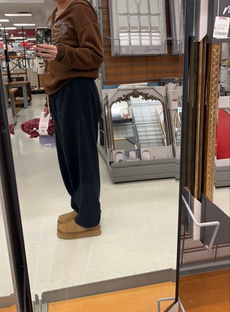 Comfy Period Outfit, Black Wide Leg Sweatpants Outfit, Period Outfit Comfy, Wide Leg Sweatpants Outfit, Uggs Fall, Tan Uggs, Sweatpants Outfit, Black Uggs, Wide Leg Sweatpants