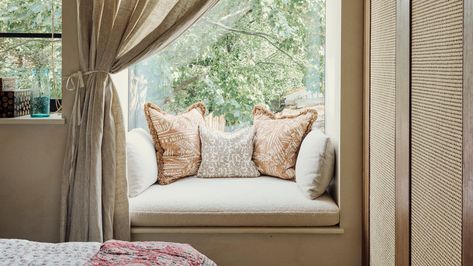 23 inviting window seat ideas by the best interior designers Window Seat Styling, Window Seat Design Living Rooms, Reading Nook Window Seat, Reading Nook Window, Upholstered Window Seat, Window Bench Seat, Window Seat Storage, Bay Window Seat, Snug Room