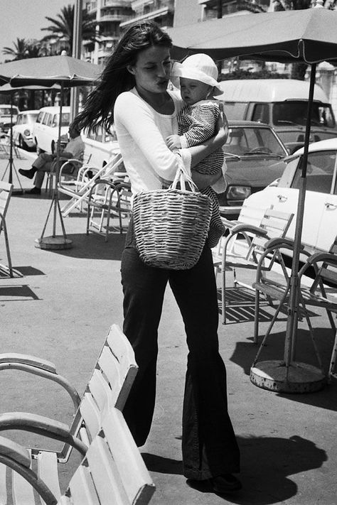 Jane Birkin Style, Pregnant Outfit, Charlotte Gainsbourg, Serge Gainsbourg, Stylish Mom, Fashion Articles, Jane Birkin, French Chic, Kate Moss