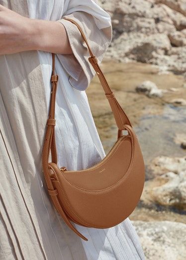 Purse Trends, Closet Wishlist, Dumpling Bag, Minimalist Bag, Handbags Affordable, Iconic Bags, Bag Trends, Crossbody Tote, Womens Purses