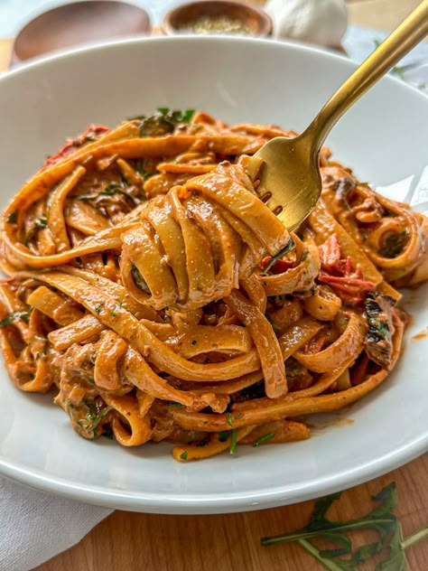 Vegan Creamy Sun Dried Tomato Pasta - Jackfruitful Kitchen Sun Gold Tomato Pasta, Pasta Dishes Vegan, Vegan Tuscan Pasta, Marry Me Pasta Vegan, Best Vegan Dishes, Saucy Pasta Recipes, Vegan Fine Dining Recipes, Veg Spaghetti, Pasta For A Crowd