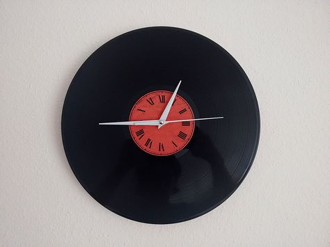 The hand for the seconds moves very smoothly and makes the entire clock pretty elegant. Record Ideas Decor, Vinyl Clock Diy, Diy Clock Painting Ideas, Wall Clock Painting Ideas, Record Clock Diy, Vinyl Record Diy, Clock Painting Ideas, Bedroom Clock Ideas, Vinyl Record Gift Ideas