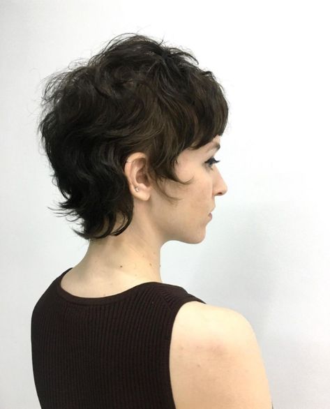 Wavy Layered Haircuts, Short Wavy Hairstyles, Pixie Haircut Short, Kort Bob, Brunette Pixie, Waves Haircut, Short Wavy Haircuts, Short Shaggy Haircuts, Thick Wavy Hair