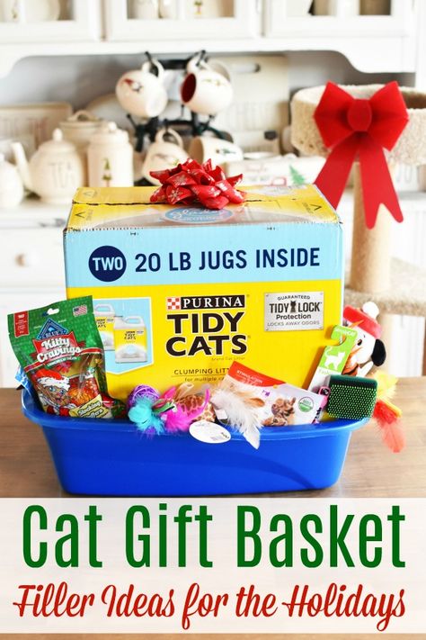 Easy & Thoughtful Holiday Gift Basket for Cats. Don't forget the cat in your life this holiday season! Make them a gift basket complete with a litter box, litter, and treats! Get almost 20 filler ideas for that special furbaby in your life!  via @savvysavingcoup #AD #LoveYourLitterBox #SamsClub Cat Raffle Basket Ideas, Cat Gift Basket Ideas, Cat Gift Basket, Pet Gift Basket, Silent Auction Basket, Holiday Gift Basket, Theme Baskets, Prize Ideas, Making A Gift Basket