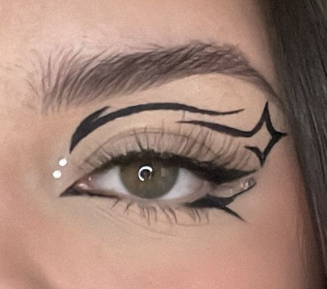 Dragon Eyeliner, Eyeliner Grafico, Cool Eyeliner, Eyeliner Art, Star Eyeliner, Slay Makeup, Rock Makeup, Makeup Stencils, Eyeliner Designs