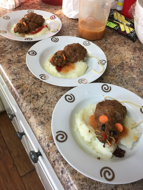 Halloween Easy Dinner Ideas, Shrek Dinner Ideas, Halloween Main Course Ideas, Halloween Food Main Course, Gross Halloween Dinner Ideas, Halloween Steak Dinner Ideas, Healthy Halloween Dinner, Ground Beef Halloween Recipes, Meatloaf Rats