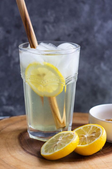 Lemon Green Tea Recipe, Honey Lemon Green Tea, Flavored Tea Recipes, Iced Green Tea Recipe, Cold Green Tea, Lemon Green Tea, Recipe With Honey, Green Tea Detox, Green Tea Lemon