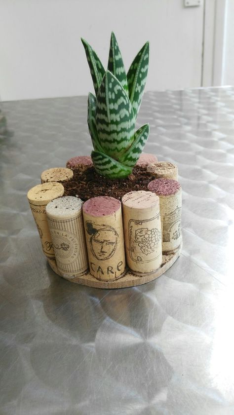 Manualidades Con Corchos Ideas, Ideas Con Corchos, Corchos Ideas, Wine Cork Diy Projects, Cork Diy Projects, Bottle Cap Projects, Wine Cork Diy Crafts, Craft Table Diy, Recycled Wine Corks