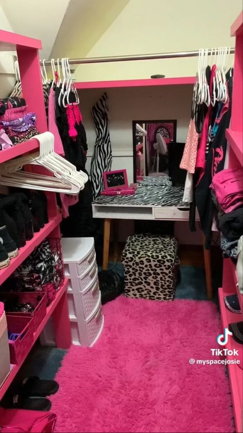 2000s Chill Outfit, Mcbling Dorm, Trashy Y2k Bathroom, Trashy Y2k Room Ideas, Trashy 2000s Aesthetic Room, Y2k Mcbling Room, Bimbocore Room, Mcbling Room Decor, Mcbling Room Ideas