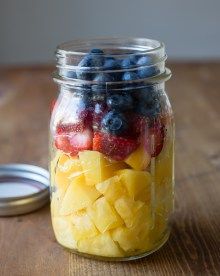 25 Mason Jar Salads That Are Almost Too Pretty To Eat Mason Jar Snacks, Mason Jar Breakfast, Mason Jar Lunch, Breakfast In A Jar, Make Ahead Salads, Mason Jar Salad, Mason Jar Meals, Salad In A Jar, Meals In A Jar