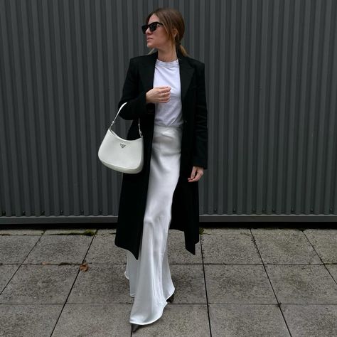 Influencer Style, Silver Strappy Heels, Black White Outfit, Midsize Fashion, Double Denim, Business Wear, White Outfit, Ootd Outfit, White Outfits