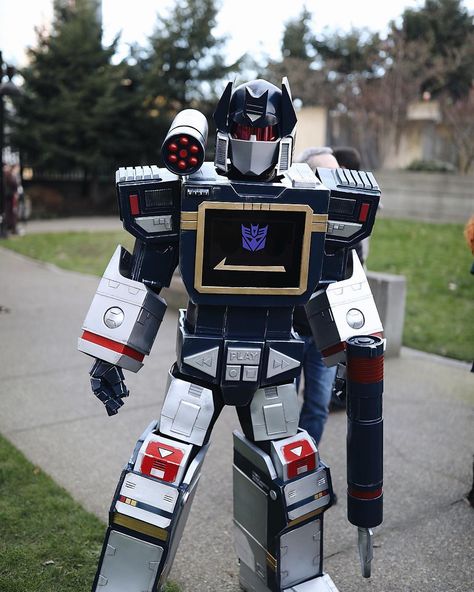 @justin.cosplay on Instagram: “@nerd_alert_cosplay killing it with this great soundwave cosplay. Always wanted him as a kid especially with the micro cassettes. Getting a…” Soundwave Cosplay, Transformers Cosplay, Transformer Costume, Expo Ideas, Transformers Soundwave, Armadura Cosplay, Transformers Memes, Funny Cosplay, Nuh Uh