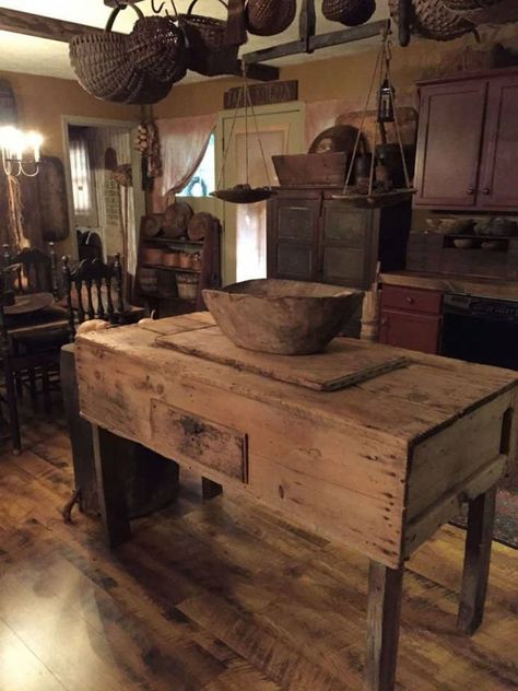 Ancient Primitive Kitchen Primitive Kitchen Island, Pioneer Cabin, Dapur Rustic, Primitive Country Kitchen, Primitive Dining Rooms, Kitchens Ideas, Primative Decor, Pumpkin Queen, Primitive Design